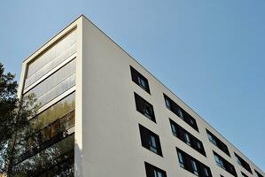 modern Wohnung Gebäude im sonnig Tag. Außen, Wohn Haus Fassade. foto