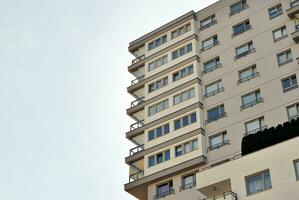 modern Wohnung Gebäude im sonnig Tag. Außen, Wohn Haus Fassade. foto