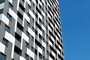 modern Wohnung Gebäude im sonnig Tag. Außen, Wohn Haus Fassade. foto