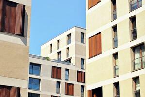 modern Wohnung Gebäude im sonnig Tag. Außen, Wohn Haus Fassade. foto