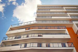 modern Wohnung Gebäude im sonnig Tag. Außen, Wohn Haus Fassade. foto