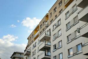 modern Wohnung Gebäude im sonnig Tag. Außen, Wohn Haus Fassade. foto