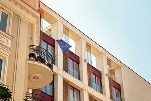 modern Wohnung Gebäude im sonnig Tag. Außen, Wohn Haus Fassade. foto