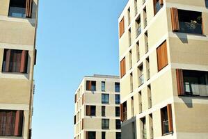 modern Wohnung Gebäude im sonnig Tag. Außen, Wohn Haus Fassade. foto