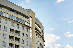 modern Wohnung Gebäude im sonnig Tag. Außen, Wohn Haus Fassade. foto