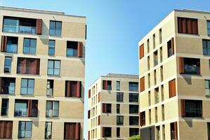 modern Wohnung Gebäude im sonnig Tag. Außen, Wohn Haus Fassade. foto