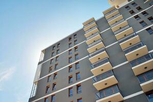 modern Wohnung Gebäude im sonnig Tag. Außen, Wohn Haus Fassade. foto