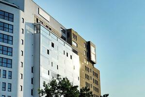 modern Wohnung Gebäude im sonnig Tag. Außen, Wohn Haus Fassade. foto