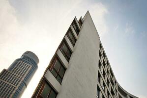 modern Wohnung Gebäude im sonnig Tag. Außen, Wohn Haus Fassade. foto