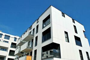 modern Wohnung Gebäude im sonnig Tag. Außen, Wohn Haus Fassade. foto