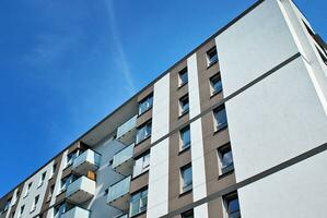 modern Wohnung Gebäude im sonnig Tag. Außen, Wohn Haus Fassade. foto