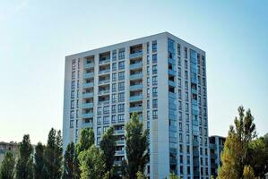 modern Wohnung Gebäude im sonnig Tag. Außen, Wohn Haus Fassade. foto