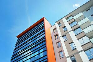 modern Wohnung Gebäude im sonnig Tag. Außen, Wohn Haus Fassade. foto