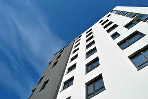 modern Wohnung Gebäude im sonnig Tag. Außen, Wohn Haus Fassade. foto