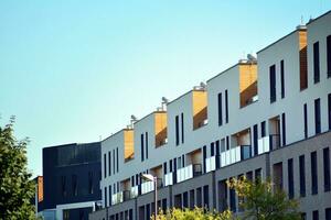 neues Mehrfamilienhaus mit Glasbalkonen. moderne architekturhäuser am meer. große Verglasung an der Fassade des Gebäudes. foto