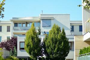 neues Mehrfamilienhaus mit Glasbalkonen. moderne architekturhäuser am meer. große Verglasung an der Fassade des Gebäudes. foto