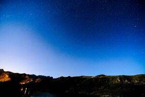 das Nacht Himmel Über Berge foto