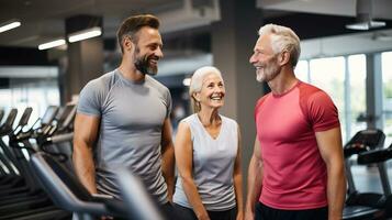 ai generiert Inhalt Trainer assistieren aktiv Alten Paar beim das Fitnessstudio. generativ ai foto