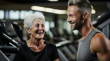 ai generiert Inhalt Trainer assistieren aktiv Alten Paar beim das Fitnessstudio. generativ ai foto