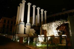 beleuchtet römisch Tempel beim Nacht foto