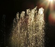 Brunnen Jet im Strahlen von Hintergrundbeleuchtung detailliert Lager Foto