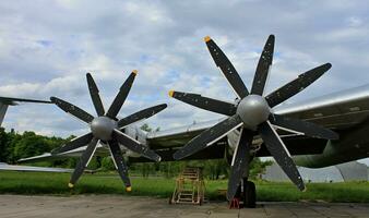 Landung Ausrüstung und Flügel von Flugzeug mit Propeller Klingen foto