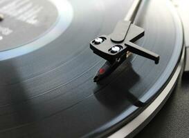 klassisch schwarz Vinyl Aufzeichnung Spieler mit Headshell auf Rabatt Winkel Aussicht foto