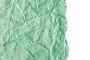 recycelt zerknittert Grün Papier Textur mit ein zerrissen Kante isoliert auf Weiß Hintergrund foto