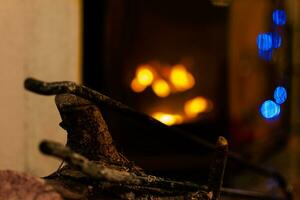 Feuer im ein Kamin im das Leben Zimmer mit Zubehör foto