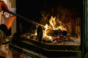 Feuer im ein Kamin im das Leben Zimmer mit Zubehör foto