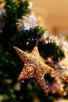 Gold Star auf Weihnachten Baum, Dekoration und Ornament, Feier Geist foto