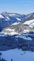 kostenlos Foto hoch Winkel Schuss von ein schön Berg Angebot bedeckt mit Schnee unter das Blau Himmel