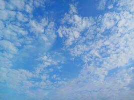 das Sanft Blau Himmel ist schön und luxuriös. Aussicht von Blau Wolken. foto