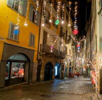 uralt Bergamo Straße beleuchtet zum Weihnachten foto