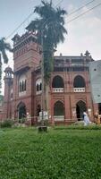 Dhaka Universität ist gelegen im dhaka, Bangladesch. aparajeyo Bangla ist ein Skulptur Gedenken das 1971 Bangladesch Befreiung Krieg. es ist gelegen auf das Dhaka Universität Campus. foto