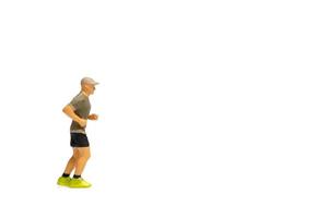 Miniaturmenschen, Mann in Fitnesskleidung, der auf weißem Hintergrund läuft