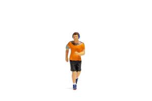 Miniaturmenschen, Mann in Fitnesskleidung, der auf weißem Hintergrund läuft