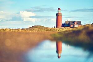 Leuchtturm beim Norden Meer Küste im Dänemark foto