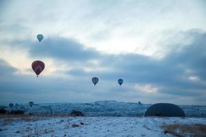 Kappadokien, Türkei, 2021 - Heißluftballons fliegen über Kappadokien