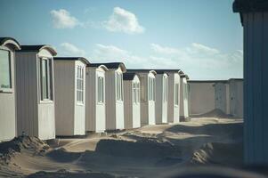 Weiß Hütten beim das Strand von lokken im Dänemark foto