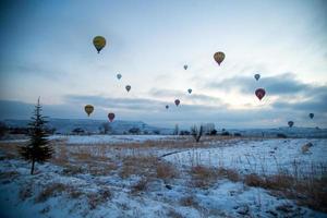 Kappadokien, Türkei, 2021 - Heißluftballons fliegen über Kappadokien