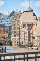 alsterfleet im Hamburg mit Aussicht auf das Elbphilharmonie foto