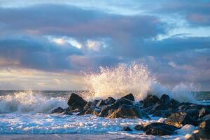 Welle abstürzen beim Felsen beim dänisch Küste foto