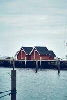 winzig rot Häuser beim das Hafen von Struer, Dänemark foto