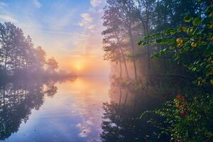 Sonnenaufgang und Nebel Über Ruhe See foto