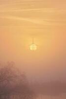 Leistung Linie Pole mit steigend Sonne foto