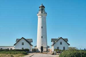 Weiß Leuchtturm Hirtshals fyr beim dänisch Küste foto