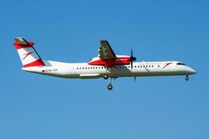 Wien, Österreich, 2018 - - österreichisch Fluggesellschaften Bombenschütze dhc-8 q400 oe-lgk Passagier Flugzeug Ankunft und Landung beim Wien Flughafen foto