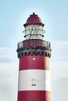 rot und Weiß Leuchtturm beim das Norden Meer Küste foto