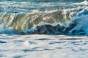 enorm Welle brechen beim das Norden Meer Küste von Dänemark foto